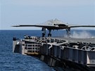 Bezpilotní letoun X-47B startuje z paluby letadlové lodi USS George H. W. Bush...