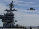 Bezpilotn letoun X-47B startuje z paluby letadlov lodi USS George H. W. Bush...