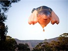 Horkovzduný balon od umlkyn Patricie Piccinniniové, který si Canberra