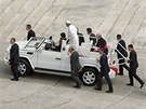Papež František se svými osobními strážci