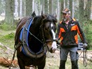 Miloslav Kotal se synem Miloslavem pibliují s komi devo v lese na svazích