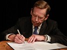 V�clav Havel p�eb�r� ocen�n� od m�sta Trutnova - Slavnost v centru Uffo, podpis...