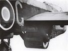 Zpsob zavení Wallisovy bomby pod bicho Lancasteru