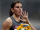S MODRO-LUTOU KYTICÍ. Zuzana Hejnová slaví triumf na trati 400 metr pekáek