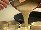 Nalévání tsta na muffiny do formiek