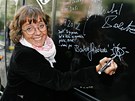 Bára Hrzánová dala svj podpis na autobus s kavárnou Potm.