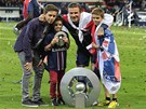 TÁTA A JEHO KLUCI. David Beckham pózuje u poháru pro mistra francouzské...