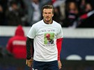 SMUTNÁ VZPOMÍNKA. David Beckham se rozcviuje ped veerním zápasem a na sob...