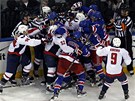BITKA. Hromadná výmna názor mezi hokejisty New York Rangers a Washingtonu. 