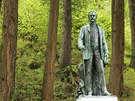 Replika sochy zakladatele lázní v Kyselce Heinricha Mattoniho zdobí park po