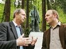 Vladimír Laanský (vlevo) a Miroslav Perout z o.p.s. Lázn Kyselka u sochy