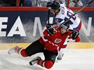 Rakouský hokejista Mario Altmann padá po stetu s Tomáem Kopeckým z týmu