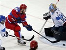 Ruský hokejista  Denis Kokarev v anci ped finským gólmanem Antti Raanta.