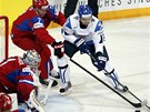Finský hokejista Janne Pesonen ped ruským brankáem Semjonem Varlamovem.
