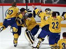 ZLATÁ RADOST. Švédští hokejisté se radují po sedmi letech z titulu mistrů světa.