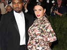 Kim Kardashianová v kvtovaných atech Givenchy by Riccardo Tisci na...