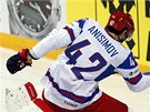 Arom Anisimov z Ruska padá na rakouského brankáe Reneho Swetta.