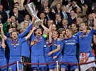 JE TO DOMA. Frank Lampard, kapitán Chelsea, tímá trofej pro vítze Evropské...