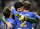 Petr ech objímá Branislava Ivanovie, mue, který pro Chelsea zaídil triumf v...