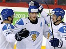 Finský útoník Petri Kontiola si pipsal dalí gól, blahopejí Sami Lepistö