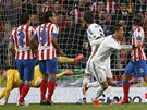 Cristiano Ronaldo (v bílém) z Realu Madrid se raduje ze svého gólu v derby