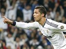 Cristiano Ronaldo (vlevo) z Realu Madrid se raduje ze svého gólu v derby proti