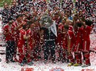 TROFEJ JE JEJICH. Fotbalisté Bayernu Mnichov po výhře nad Augsburgem oslavili