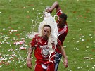 PIVNÍ SPRCHA. Jerome Boateng lije pivo na spoluhráče z Bayernu Francka Ribéryho.