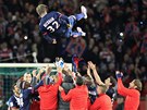 HLAVNÍ HVZDA VEERA. Fotbalisté PSG vyhazují Davida Beckhama do vzduchu.