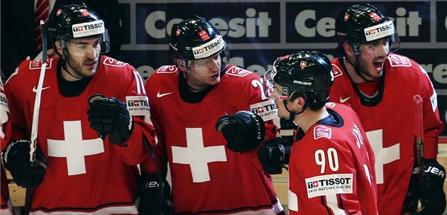 DÍKY, ROMANE. Švýcarští hokejisté blahopřejí střelci Romanu Josimu.