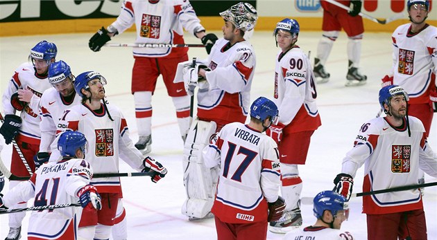 VZHŮRU DOMŮ. Čeští hokejisté si právě uvědomují, že pro ně světový šampionát