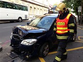 idi osobnho automobilu narazil na Sokolsk ulici do stromu. Z msta nehody