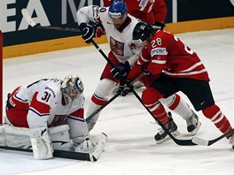 Claude Giroux se dere ped eskou branku. Odblokovat ho chce Zdenk Kutlk, puk