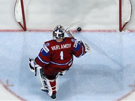 Ruský brankář Semjon Varlamov vymetá ze své brány puk v utkání s Finskem.