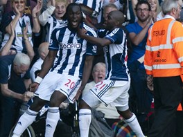 POKAZILI LOUENÍ. Fotbalisté West Bromwiche slaví jeden z gól v síti United,...