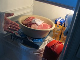 Na první pohled to vypadá v poádku, maso je v lednici. I tady ale hygienici...