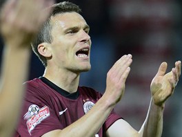 Sparťanský útočník David Lafata děkuje fanouškům po utkání s Mladou Boleslaví,