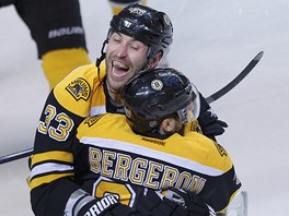 HRDINOV. Zdeno Chra a Patrice Bergeron se raduj z rozhodujcho glu, kter