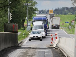 Oprava mostu a kolony na hlavn silnici v Holov.