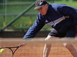 KONEK Petr Ulin, populrn fotbalov kou, rd hraje tenis. 