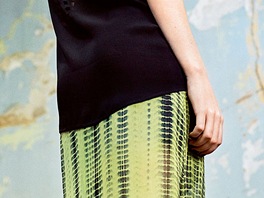 Dlouhá sukn s batikovaným vzorem malých prouk vypadá velmi vkusn a ve...