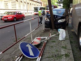 idi osobnho automobilu narazil na Sokolsk ulici do stromu. Z msta nehody