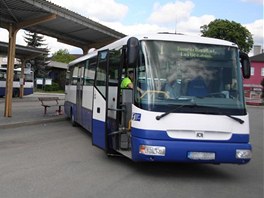 Řidič autobusu najel na šumperském autobusovém nádraží na ostrůvek. Muži, který