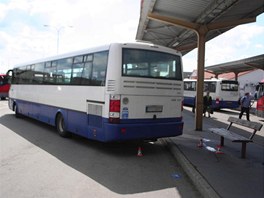 Řidič autobusu najel na šumperském autobusovém nádraží na ostrůvek. Muži, který