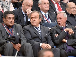 TI LEGENDY. Finále Evropské ligy sledují (zleva) Eusebio, Michel Platini a...
