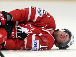 Kanadská hvzda Eric Staal leí na led s poranným kolenem.