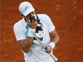 NEDA SE. Tom Berdych bhem semifinle turnaje v Madridu proti vcaru