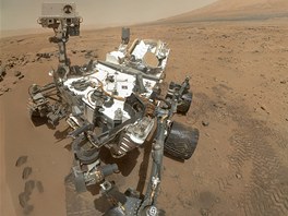 Vlastní portrét vozítka Curiosity, který poídilo 31. íjna 2012 na Marsu....
