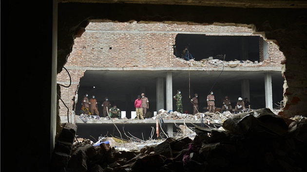 Zchrani prohledvaj trosky zcen osmipodlan budovy v Dhce (9. kvtna 2013)