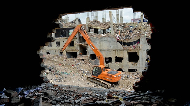 Trosky zcen budovy v Dhce (9. kvtna 2013)